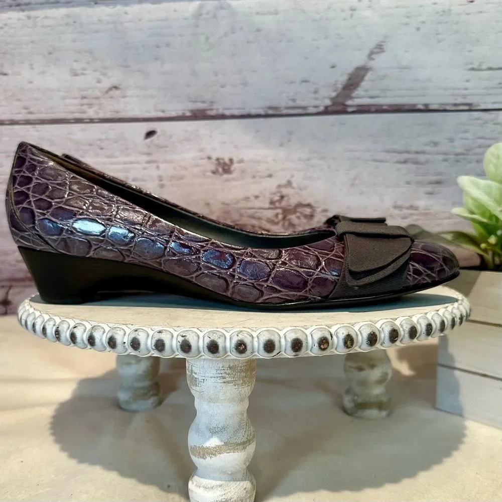 Ellen Tracy Women's Burgundy Croc Embossed Bow Wedge Pumps Size 8 EUC